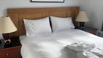 Habitación económica doble, 1 cama de matrimonio, no fumadores, baño compartido | 1 dormitorio, decoración individual, mobiliario individual