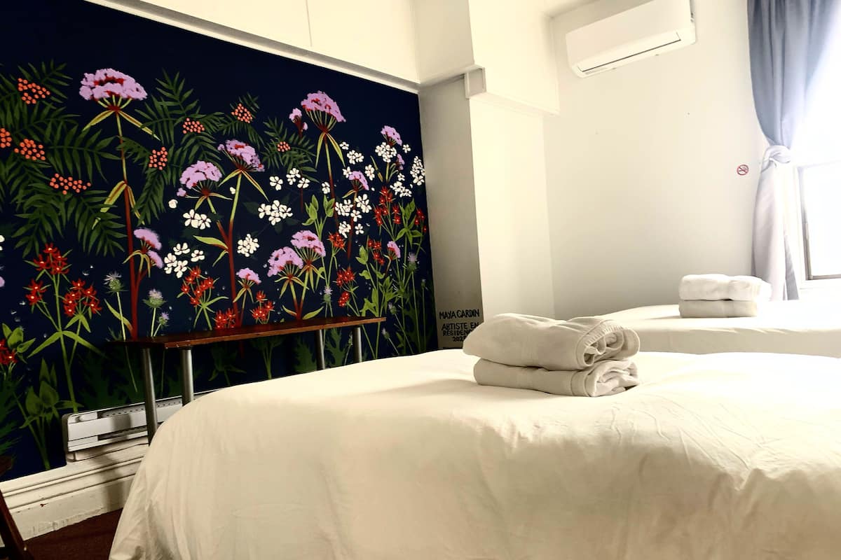 Economy-Doppel- oder -Zweibettzimmer, 2Â Queen-Betten, Nichtraucher, Gemeinschaftsbad