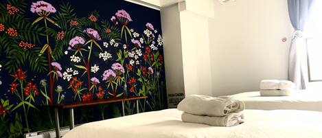 Kahden hengen economy-huone (yksi tai kaksi sänkyä), 2 keskisuurta parisänkyä, tupakointi kielletty | Yksilöllisesti sisustettu, yksilöllisesti kalustettu, pimennysverhot