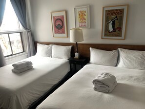 Economy-Doppel- oder -Zweibettzimmer, 2 Queen-Betten, Nichtraucher, Gemeinschaftsbad | Individuell dekoriert, individuell eingerichtet, Verdunkelungsvorhänge