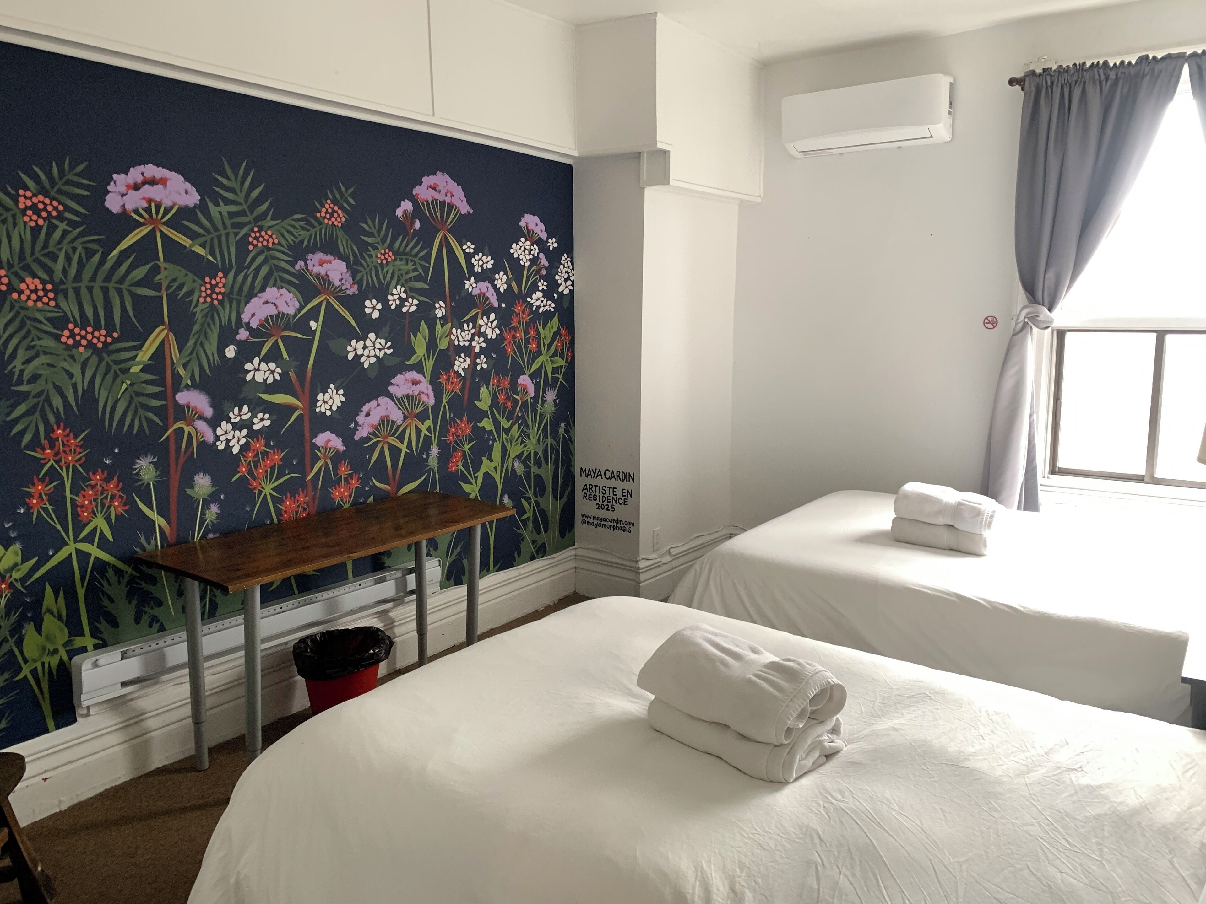 Kamar Double atau Twin Ekonomi, 2 Tempat Tidur Queen, Bebas Asap Rokok, kamar mandi umum | Didekorasi berbeda-beda dan dilengkapi dengan perabotan berbeda-beda