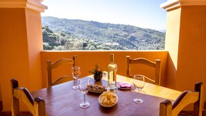 Outdoor dining - Hotel Sierra Tejeda (Alcaucin)