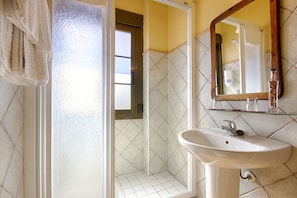 Superior Double Room, Terrace, Mountain View | Bathroom - Hotel Sierra Tejeda (Alcaucin)