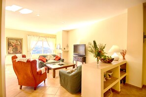 Apartment, 3 Bedrooms, Terrace, Mountain View | Living area