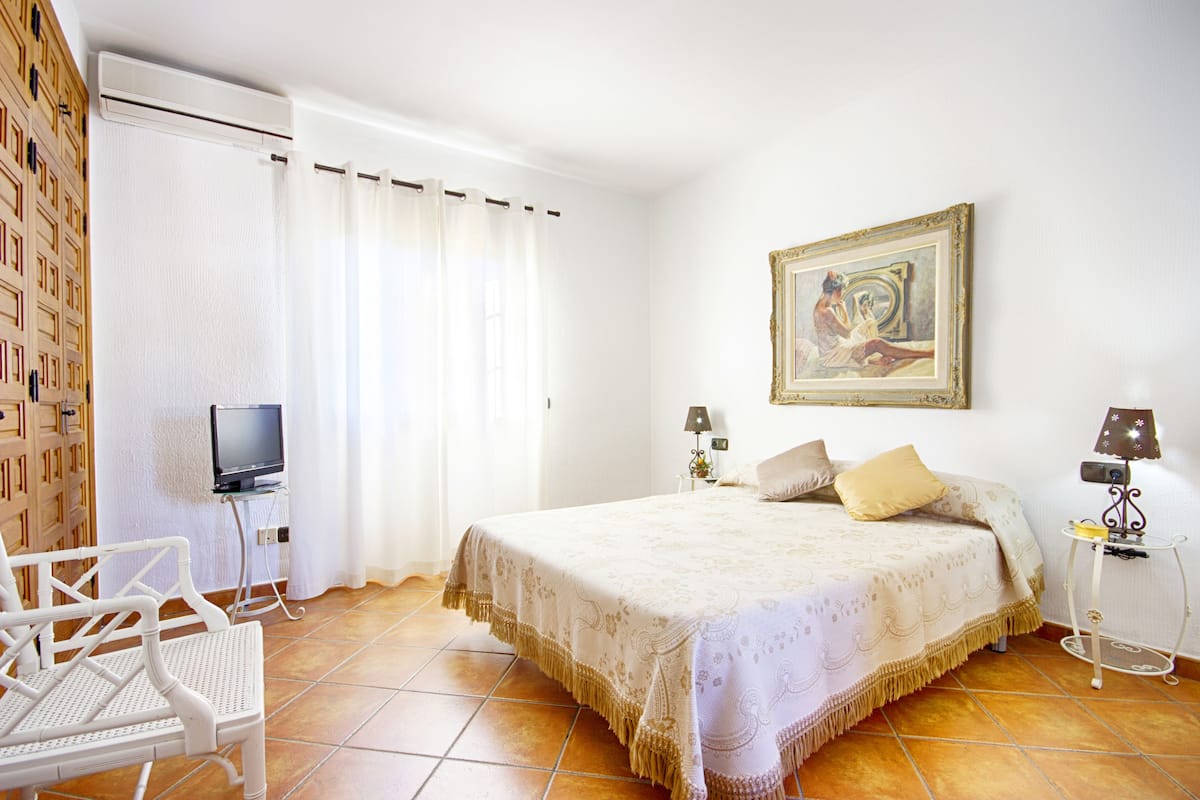 Escritorio, cortinas opacas, cunas (de pago) y camas supletorias
