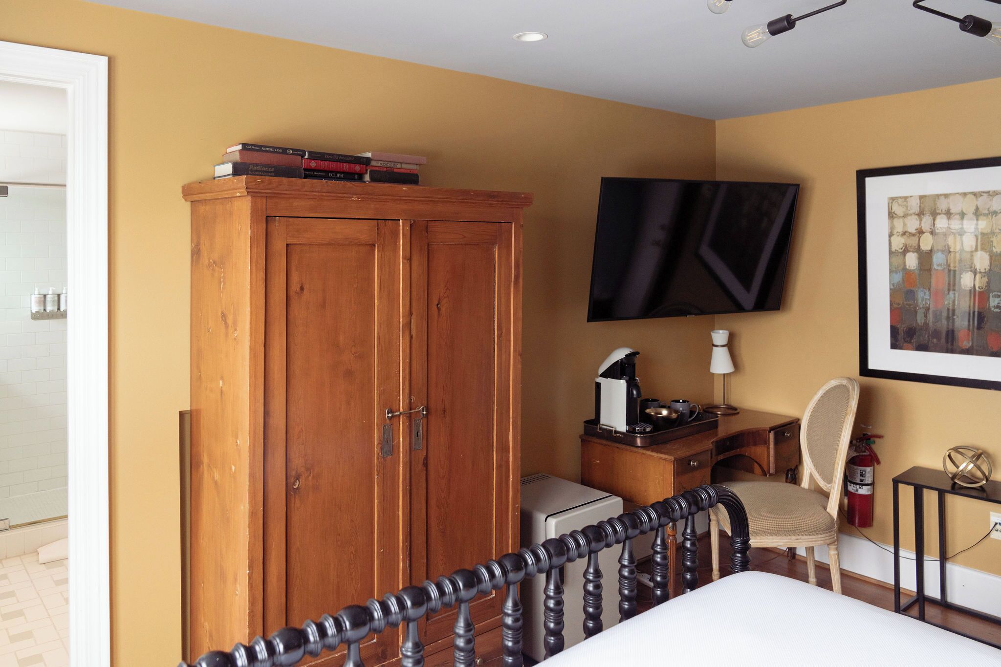 manor house standard room  | coffee and/or coffee maker