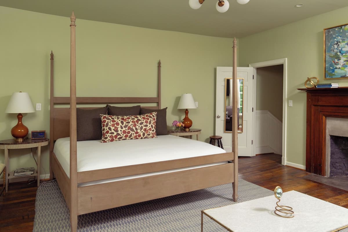 Manor House Room | 高級寢具、舒適加層、書桌、熨斗/熨衣板