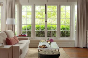 Zimmer | Hochwertige Bettwaren, Pillowtop-Betten, individuell dekoriert