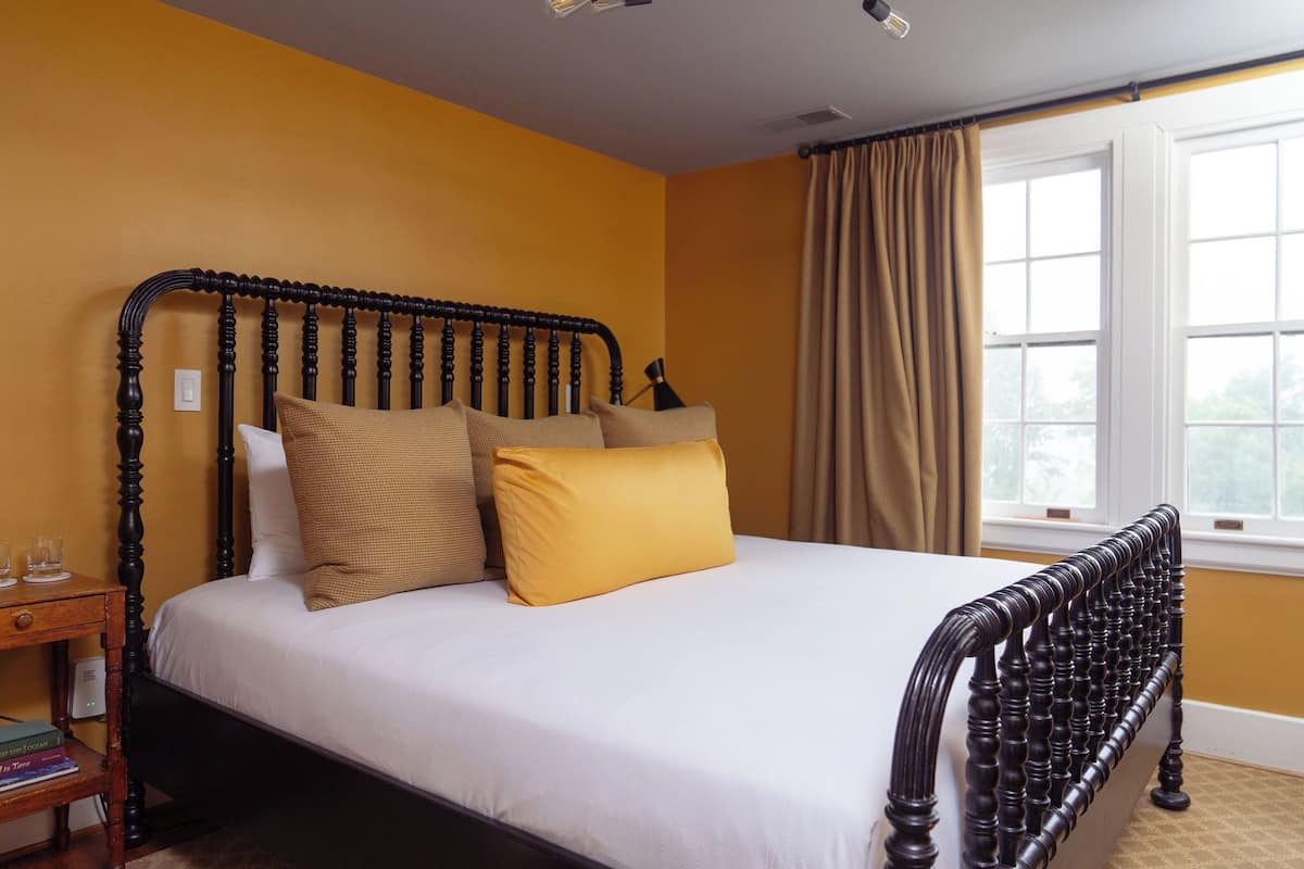 Manor House Standard Room  | 高級寢具、舒適加層、書桌、熨斗/熨衣板
