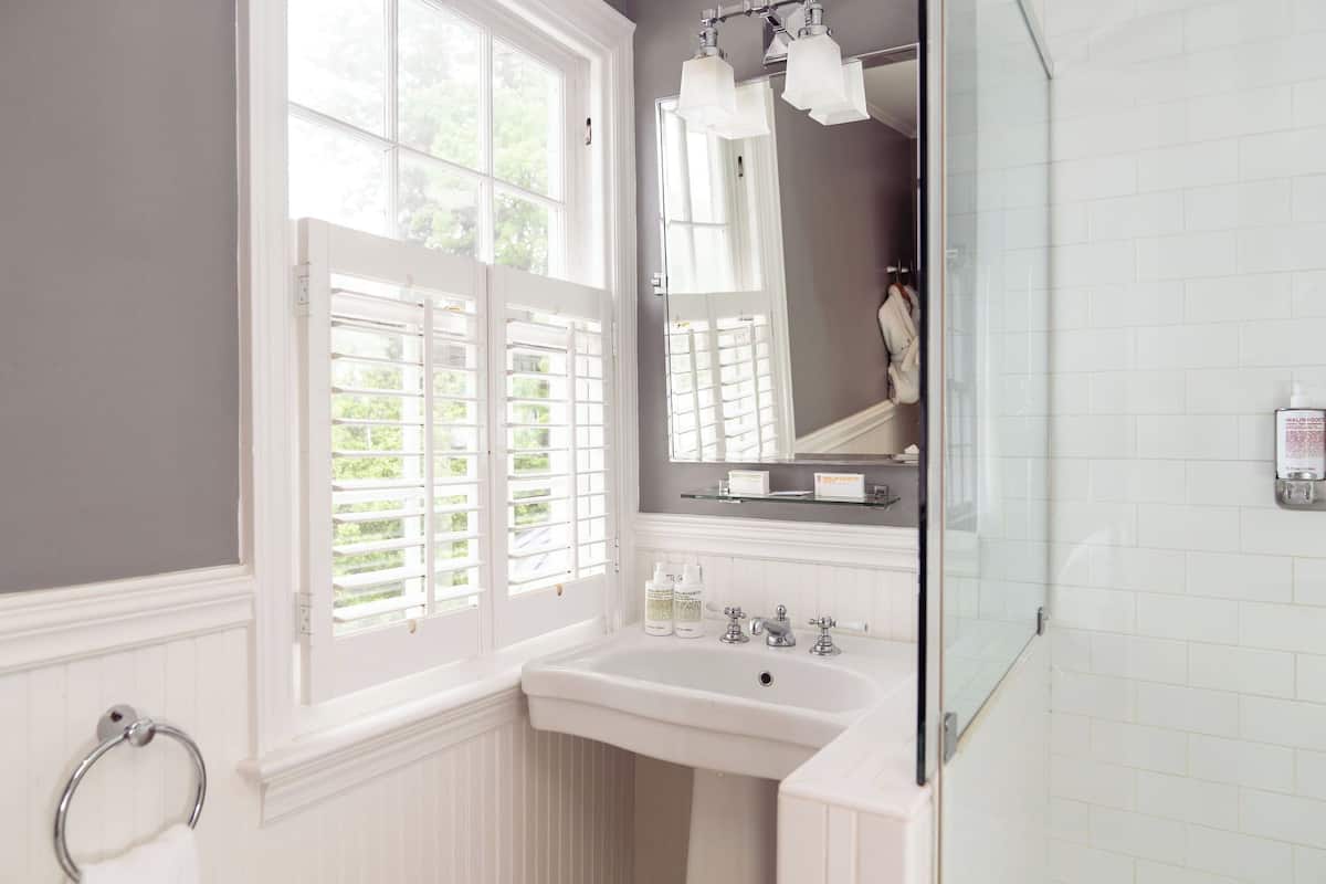 manor house standard room | bathroom | free toiletries, hair dryer, bathrobes, towels