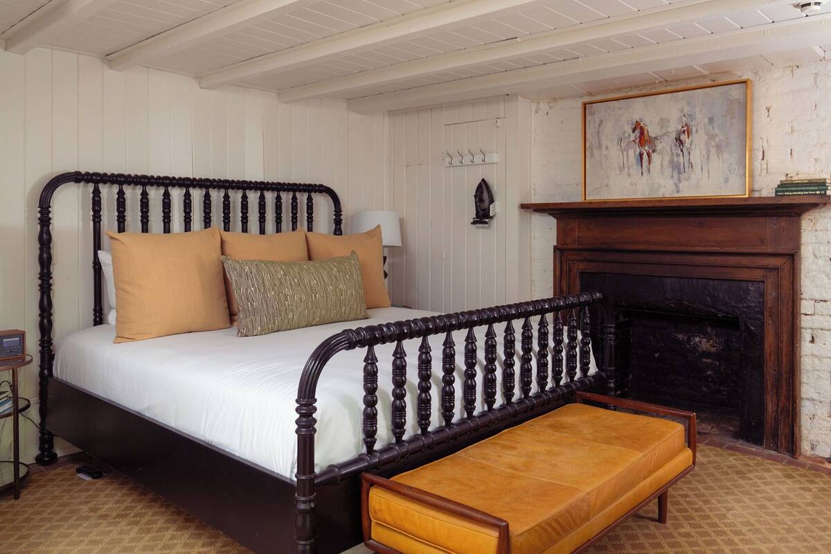 Garden Room Standard  | 高級寢具、舒適加層、書桌、熨斗/熨衣板