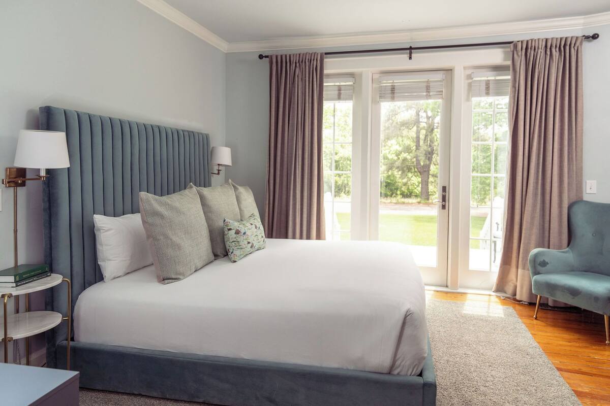 Collina Farm Standard Room | 高級寢具、舒適加層、書桌、熨斗/熨衣板