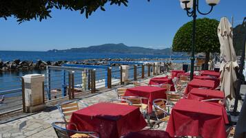 Lunch and dinner served, Italian cuisine