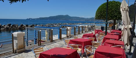 Melayani makan siang dan makan malam dengan sajian masakan Italia