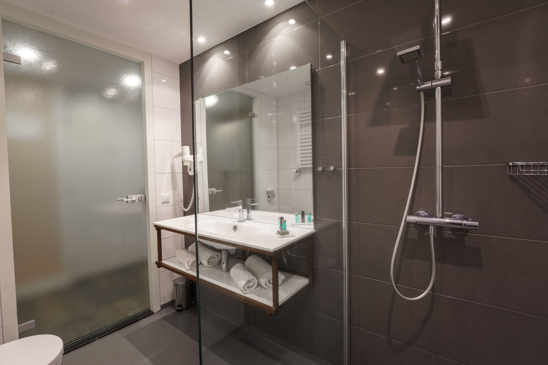 executive twin room, 2 single beds | bathroom | shower, rainfall showerhead, free toiletries, hair dryer