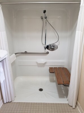 Habitación estándar doble, 2 camas dobles | Escritorio, sistema de insonorización, tabla de planchar con plancha