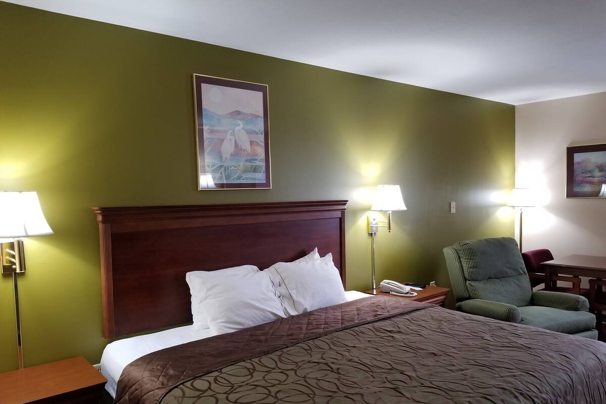 Standard Single Room, 1 King Bed | Desk, soundproofing, iron/ironing board, WiFi (free)