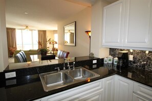 Condo de lujo, 2 habitaciones | Cocina privada