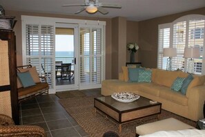 Luxury Condo, 3 Bedrooms | Living room