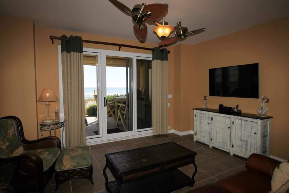 Luxury Condo, 2 Bedrooms | Living room