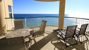 Condo de lujo, 2 habitaciones | Balcón