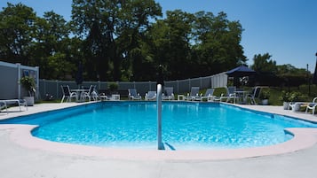 Una piscina al aire libre de temporada (de 08:00 a 20:00), sombrillas