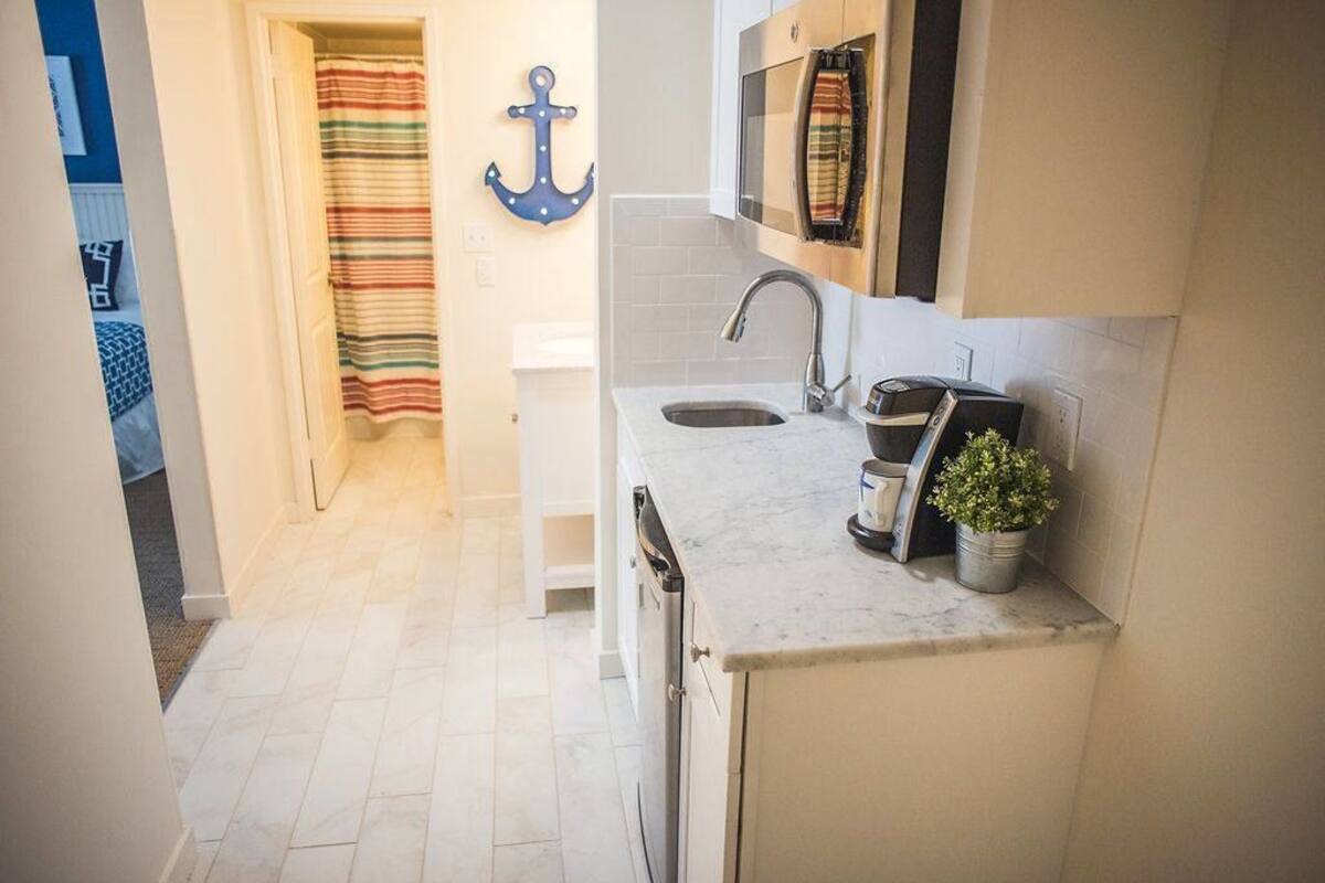 studio, 2 queen beds, kitchenette | private kitchenette | mini-fridge