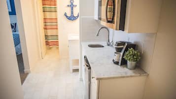 Studio, 2 Queen Beds, Kitchenette | Private kitchenette | Mini-fridge