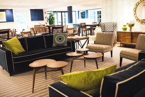 Lobby sitting area - The Circle Hotel Fairfield (Fairfield)