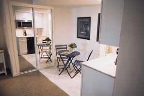 Suite estudio, 1 cama King size, cocineta | Ropa de cama de alta calidad y escritorio