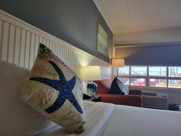 1 bedroom, premium bedding, desk, laptop workspace