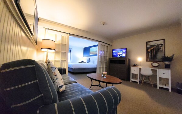 Studio Suite, 1 King Bed, Kitchenette | Premium bedding, desk, laptop workspace, iron/ironing board - The Circle Hotel Fairfield (Fairfield)