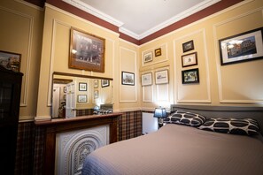 Tabla de planchar con plancha, wifi gratis y ropa de cama 