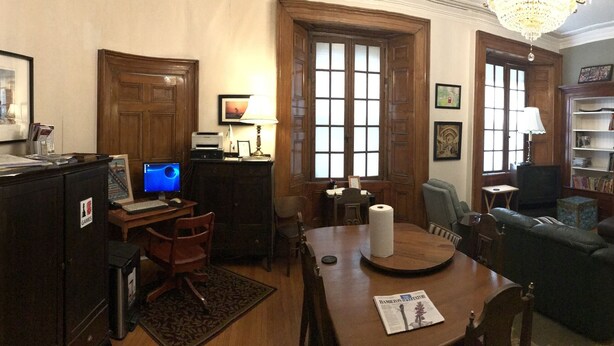 A traditional living room with a fireplace, a bookshelf, and a gaming setup. - Pring Guesthouse - Hostel (Hamilton)