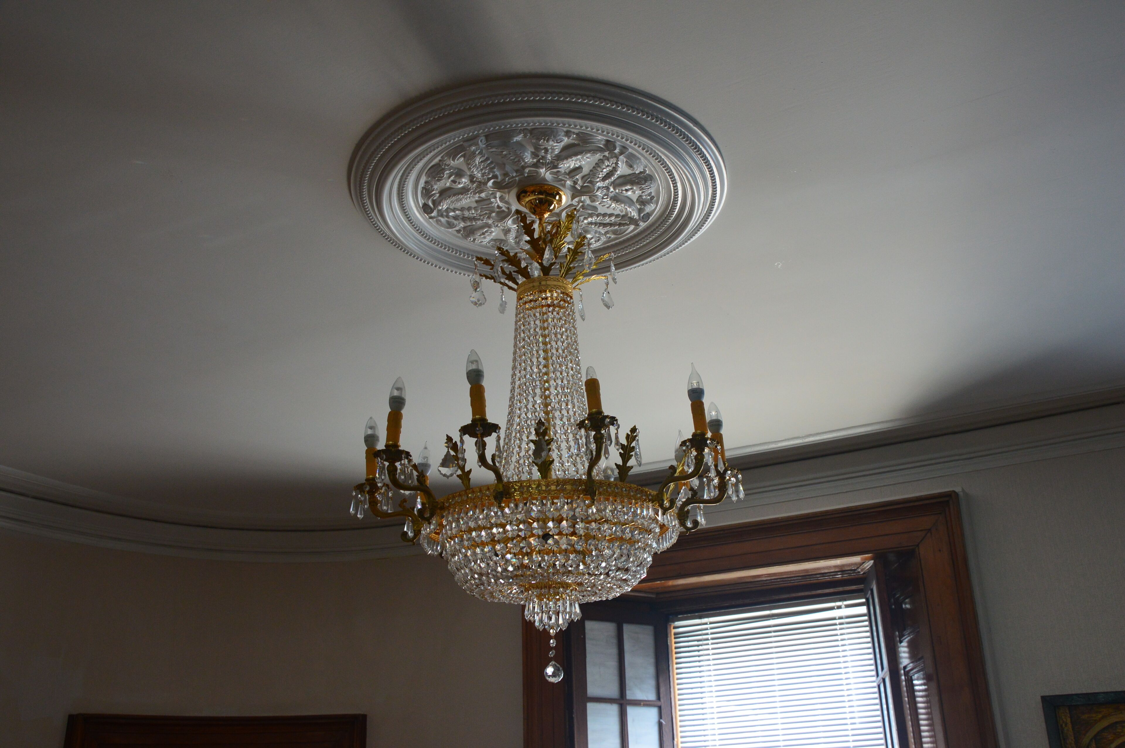 Un lustre à plusieurs bras, orné de décorations en cristal.