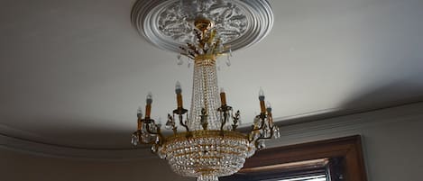 Un lustre à plusieurs bras, orné de décorations en cristal.