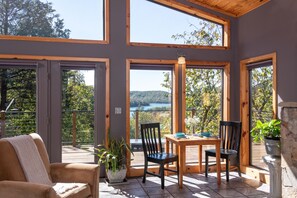 Hytte, 1 kingsize-seng, tilgjengelighetstilpasset, utsikt mot innsjø | Utsikt mot innsjø