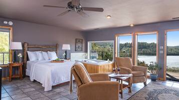 Premium-Suite, 1 Schlafzimmer, Whirlpool, Seeblick | 1 Schlafzimmer, Bettwäsche aus ägyptischer Baumwolle