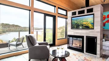 Premier-Suite, 1 Schlafzimmer, Sauna, Seeblick (Sky Suite's) | Wohnbereich | 55-Zoll-Flachbildfernseher mit Satellitenempfang, Fernseher, Kamin