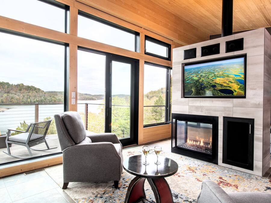 Suite – premier, 1 soverom, badstue, utsikt mot innsjø (Sky Suite's) | Oppholdsområde | En 55-tommers Flatskjerm-TV med Parabol-TV samt TV og peis