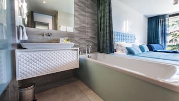 Tina y regadera independientes y regadera tipo lluvia