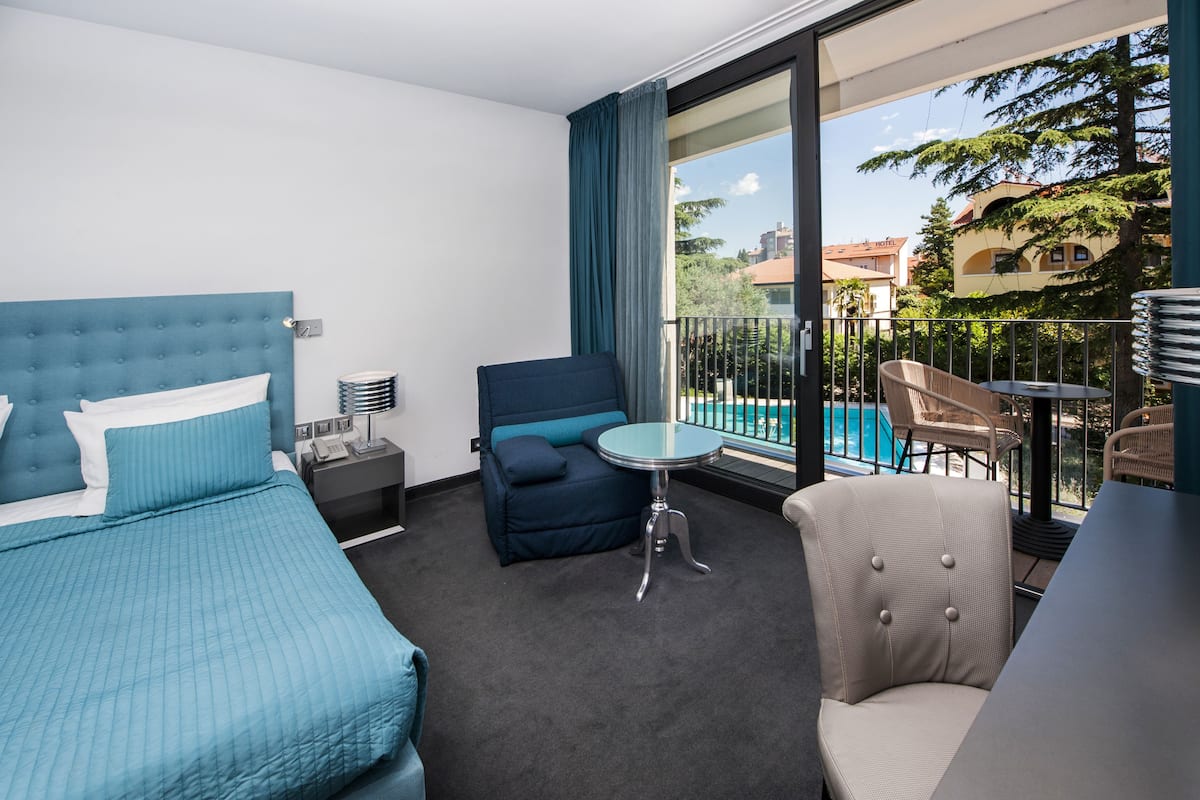 Minibar, odada kasa, masa, beşik/çocuk yatağı