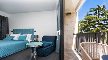 Minibar, brankas, meja kerja, dan tempat tidur bayi (biaya tambahan)