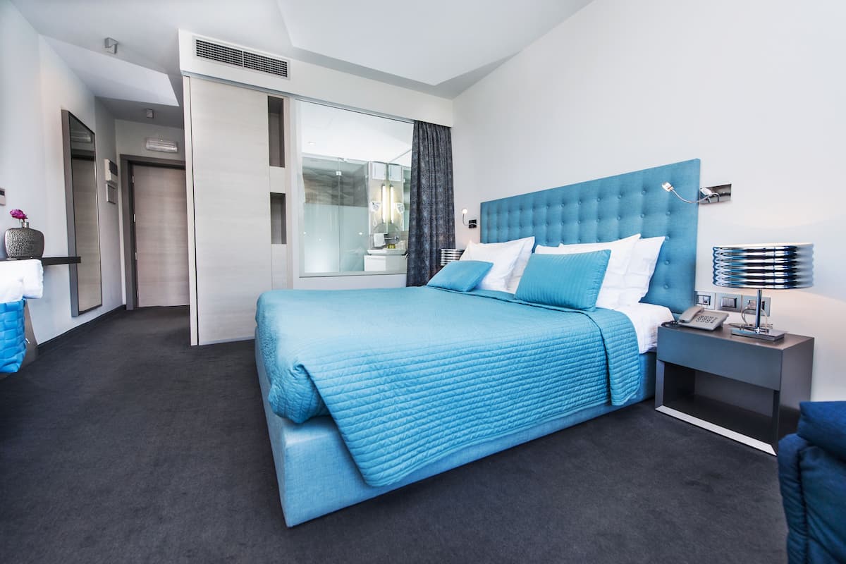 Minibar, odada kasa, masa, beşik/çocuk yatağı