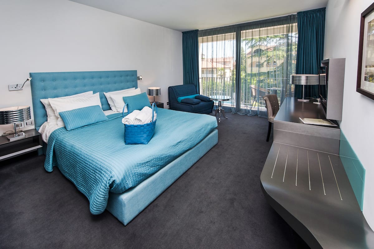 Minibar, odada kasa, masa, beşik/çocuk yatağı