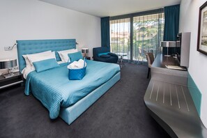 Minibar, safe på rommet, skrivebord og barnesenger