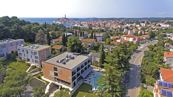 Vista frontal de la propiedad