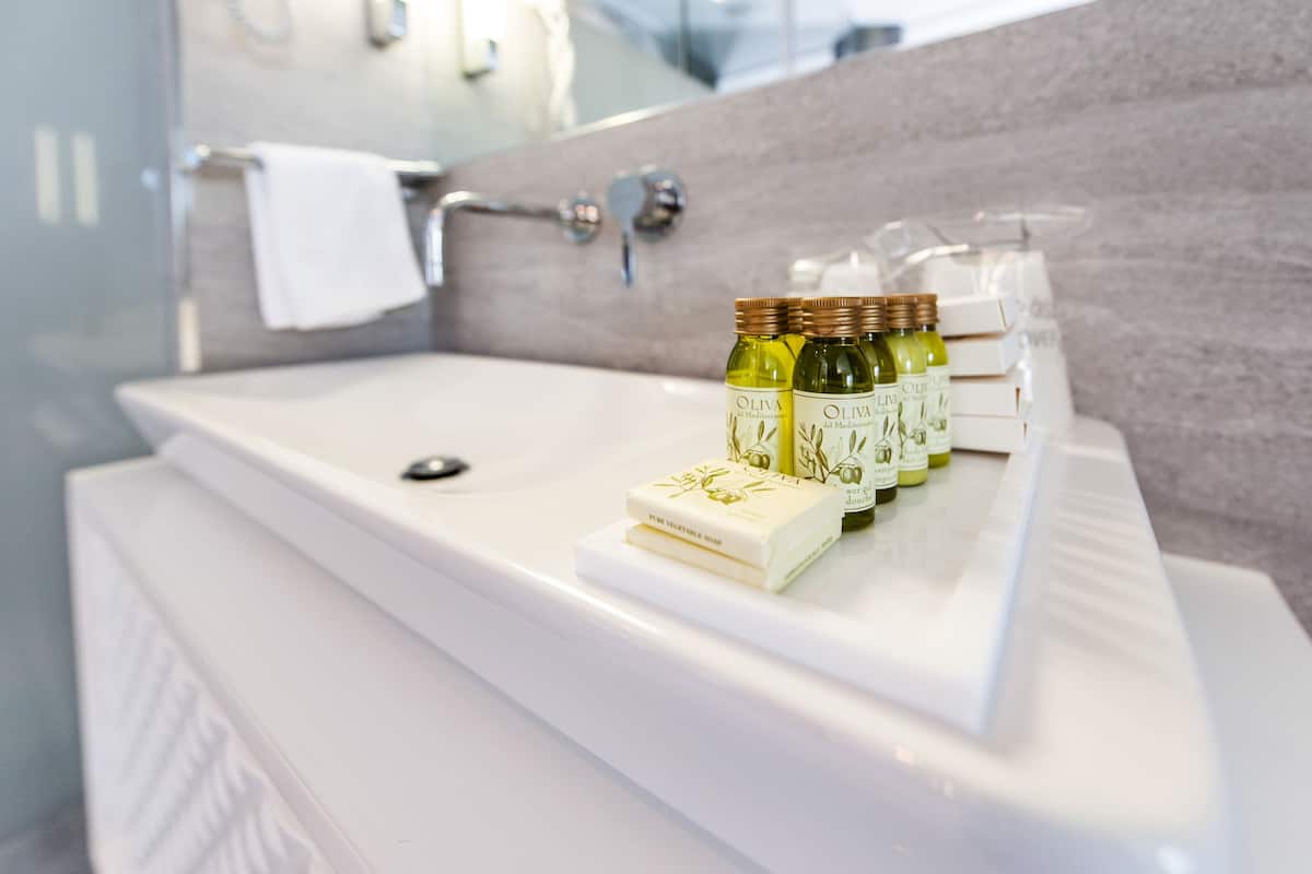 Ayrı küvet ve duş, geniş duş başlığı, lüks banyo/kozmetik ürünleri