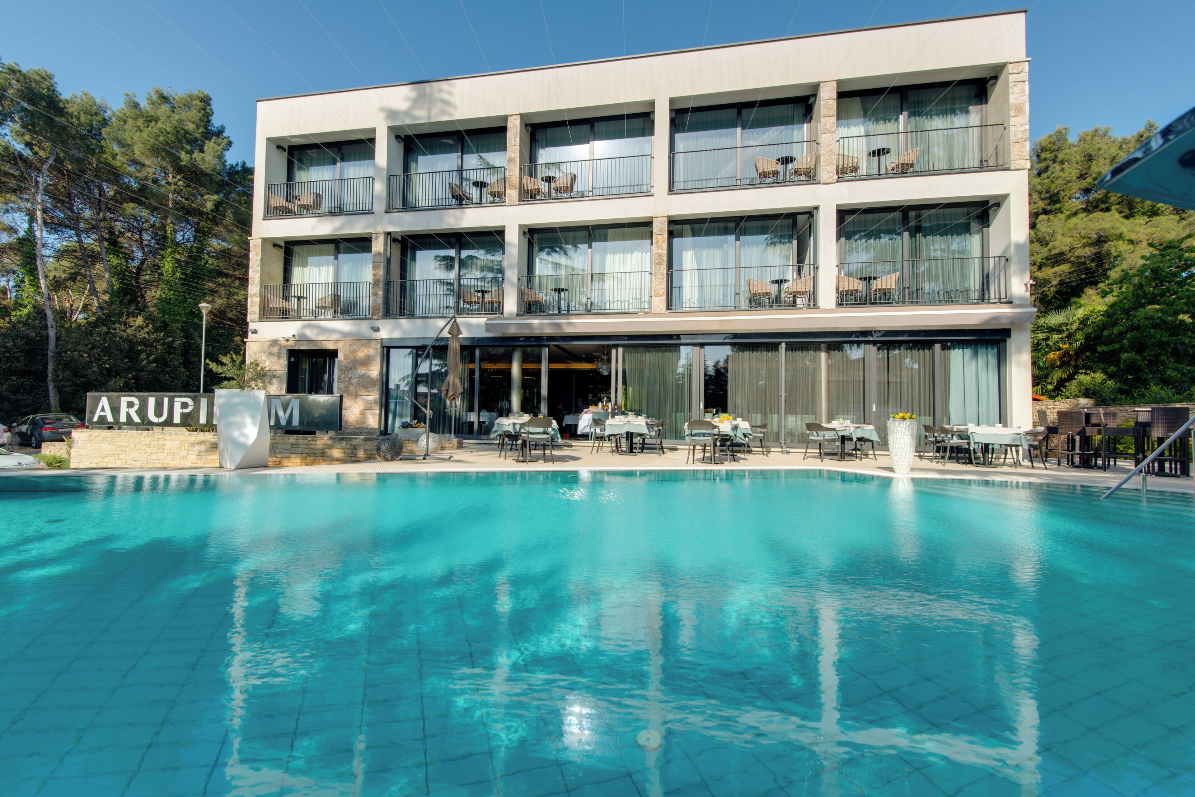 Kolam renang outdoor musiman