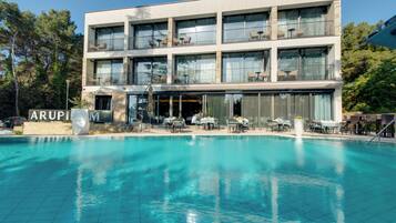 Kolam renang outdoor musiman